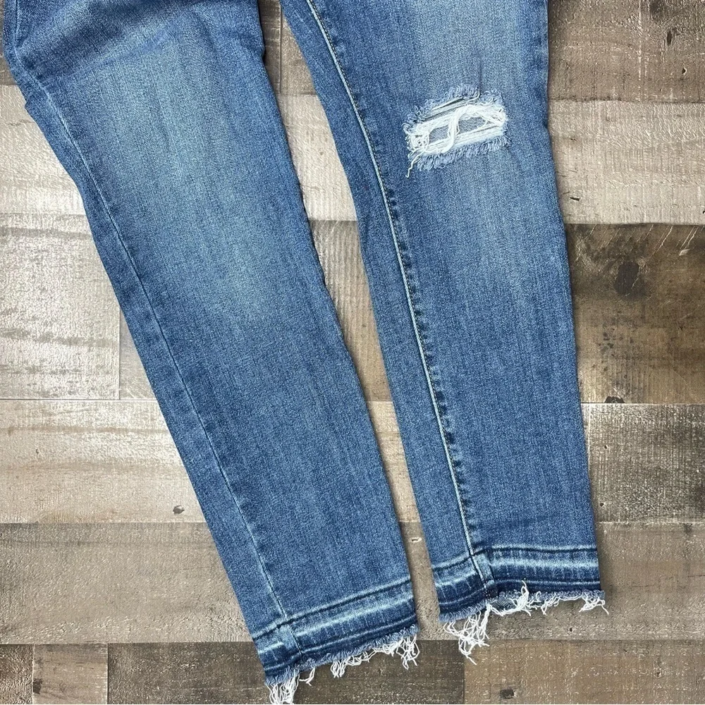 Levi’s 711 Distressed Skinny Ankle Jean size 28